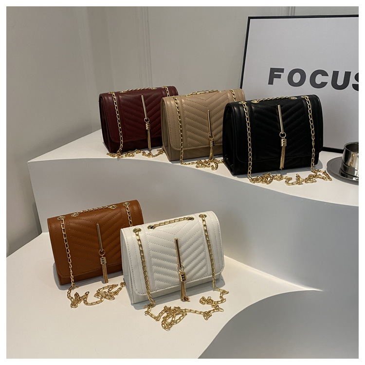 Borsa a tracolla donna con ricamo catena e nappine elegante_voghion.com