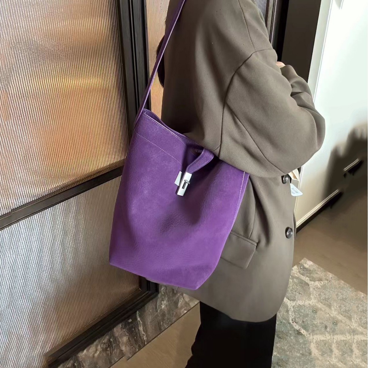 Retro Suede Bucket Bag For Women High-End Niche Vintage Tote Bag Large Capacity Commuter Shoulder Handbag - Thumbnail 4