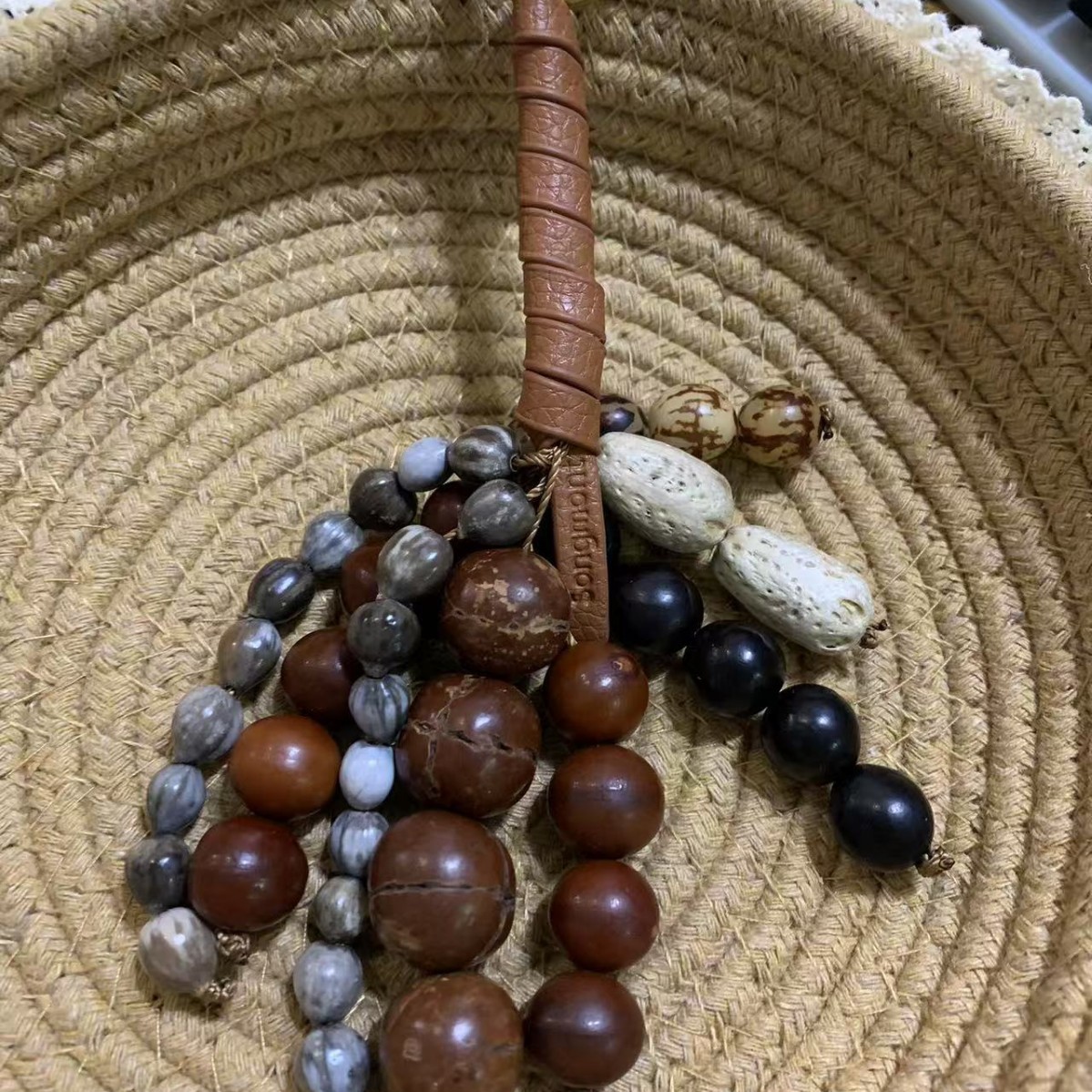 Hay un tubo giratorio de pino, piedra, semillas de Bodhi, calabaza, taza de alivio de preocupaciones