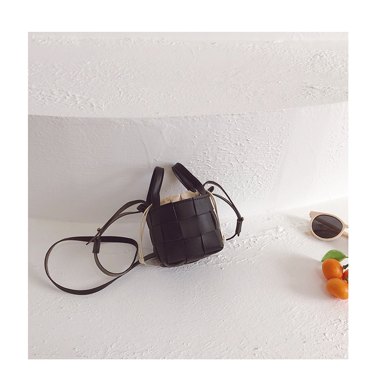 Geometric Pattern Fashion Pu Leather Solid Color Flip Khaki Black Dark Brown Shoulder Bags display picture 5