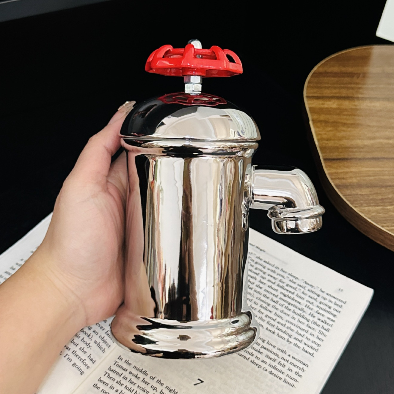 Ins Feng faucet modelado de cerámica taza con cubierta galvanizado de agua de oficina extraña taza de café regalo