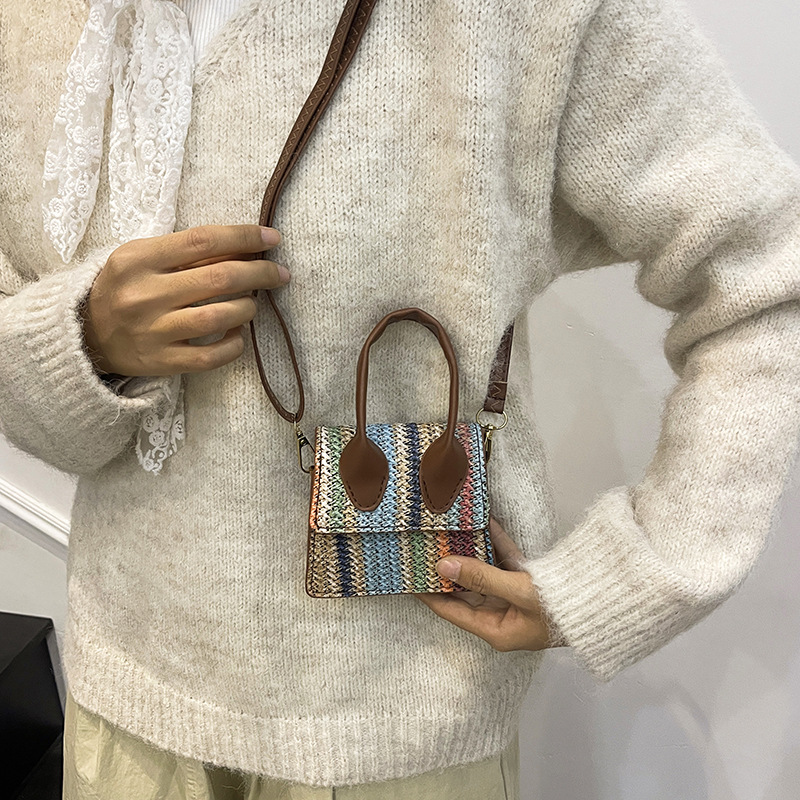 Borsa a tracolla in paglia intrecciata alla moda da donna, piccola borsa quadrata a righe arcobaleno, per l'uso in spiaggia durante le vacanze estive_voghion.com