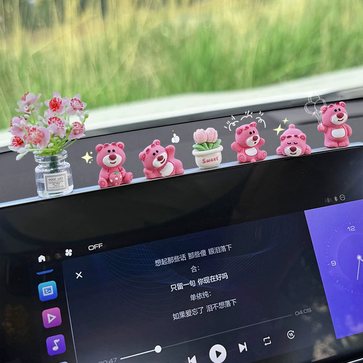 Милый брелок-фигурка клубничного медведя для приборной панели автомобиля, украшение интерьера автомобиля, новая модель 2025 года