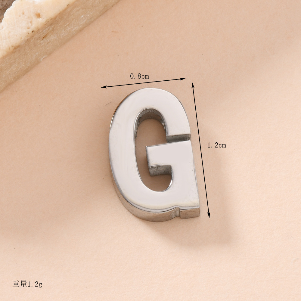 Venta caliente transfronteriza 26 letras inglesas colgantes de agujero recto collar de acero inoxidable colgantes accesorios de letras de bricolaje fabricantes de joyas