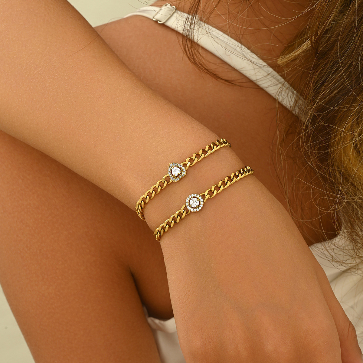Bracciale charm cuore in zircone placcato oro per donna elegante_voghion.com