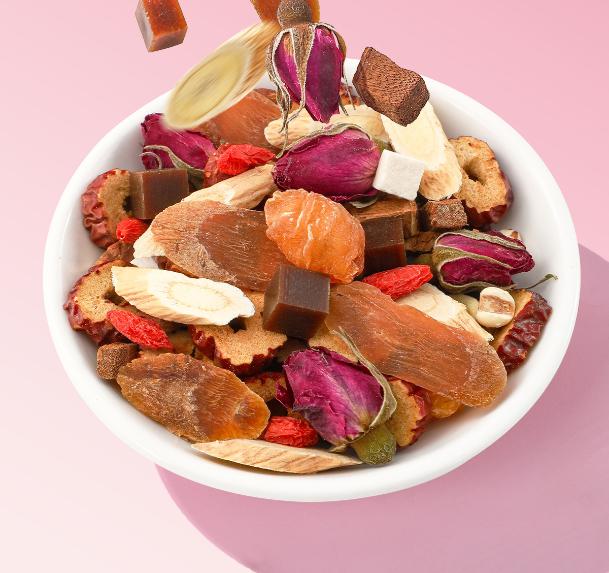 Red Ginseng Ejiao Women's Wellness Tea with Astragalus Longan Goji Red Date Rose 300g in use