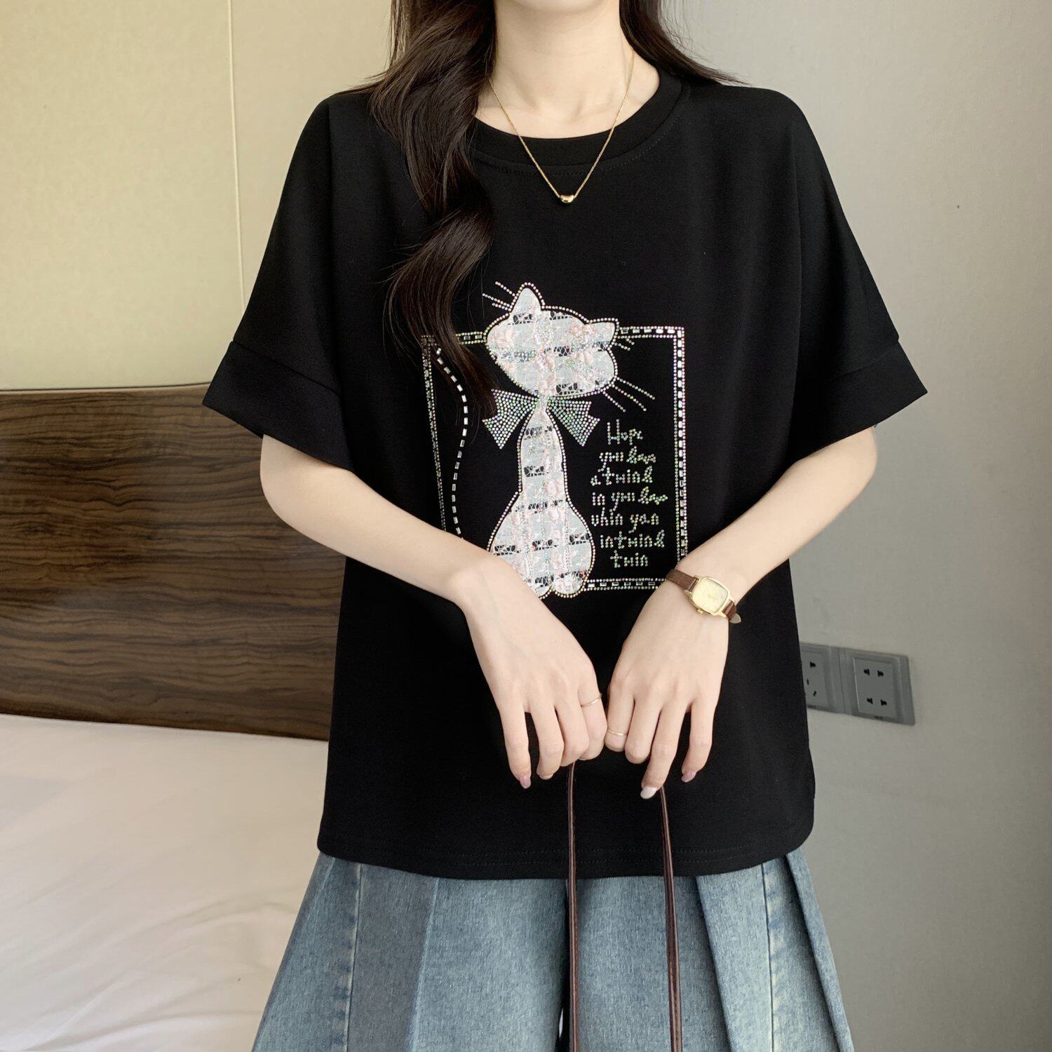 Áo thun nữ tay ngắn cổ tròn, phong cách trẻ trung, đính đá lấp lánh, form rộng thoải mái — màu đen chi tiết 18