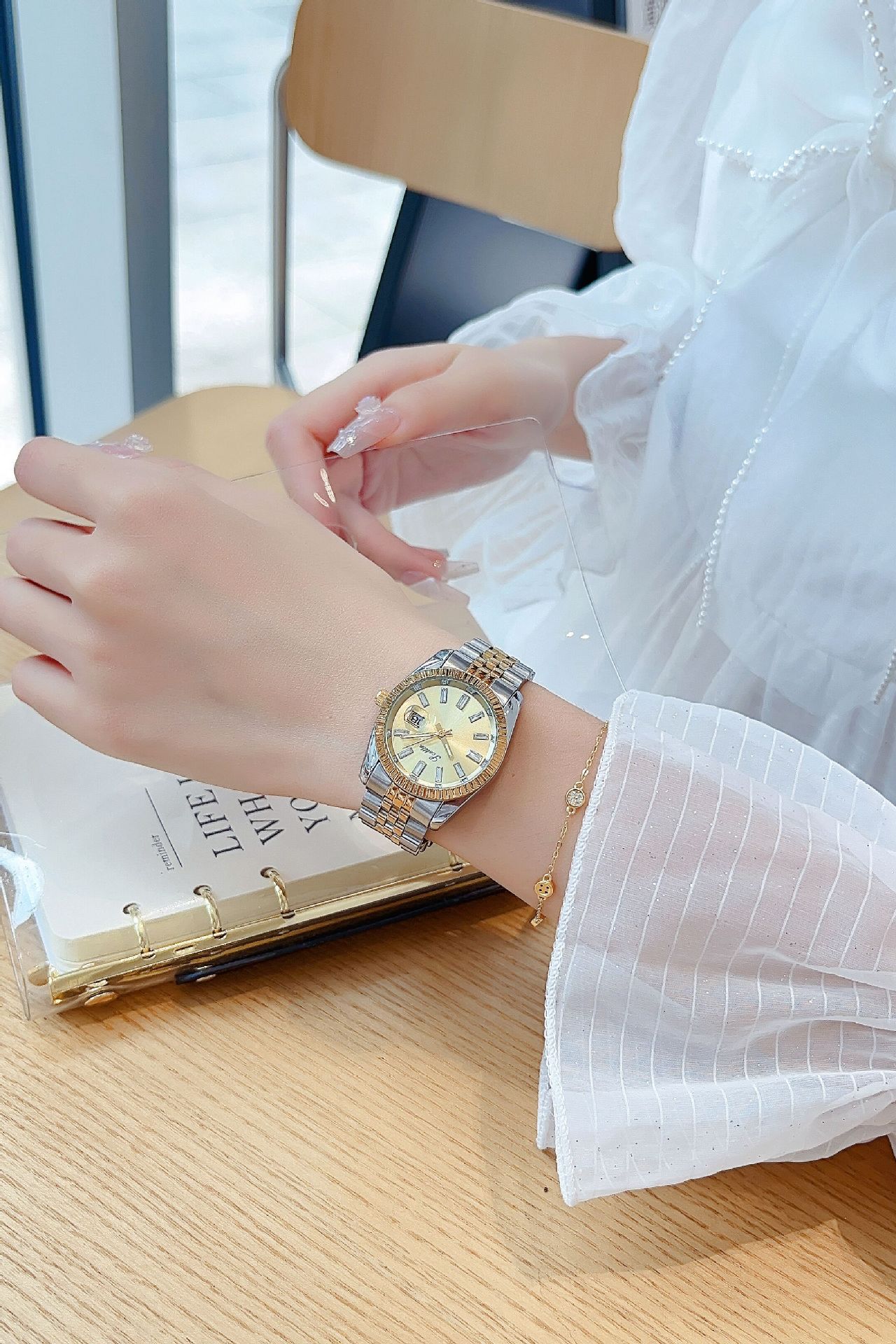 Round Dial Shape Casual Simple Style Commute Round Butterfly Double Snap Quartz Watch