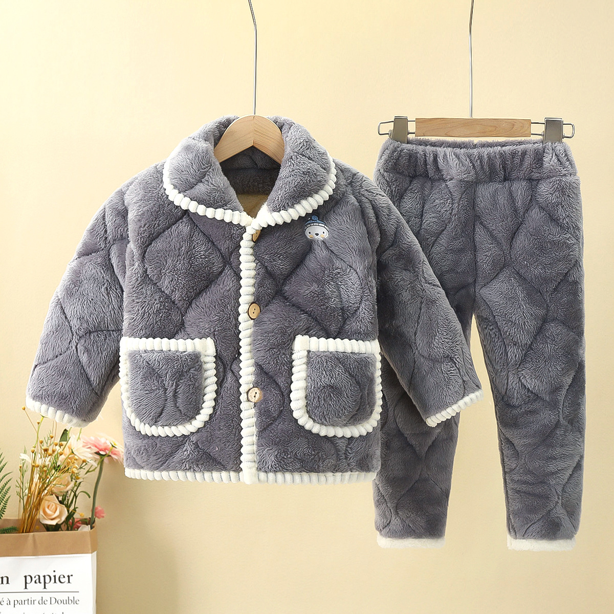 Pajamas infantiles más terciopelo engrosado en invierno 2024 niños niños niños y niñas ropa de hogar caliente ropa infantil al por mayor