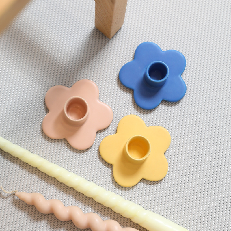 Ins candelabros de cerámica de colores de estilo nórdico Diseño creativo para el hogar Sala de estar Decoración de mesa de comedor Vela Decoración de soporte