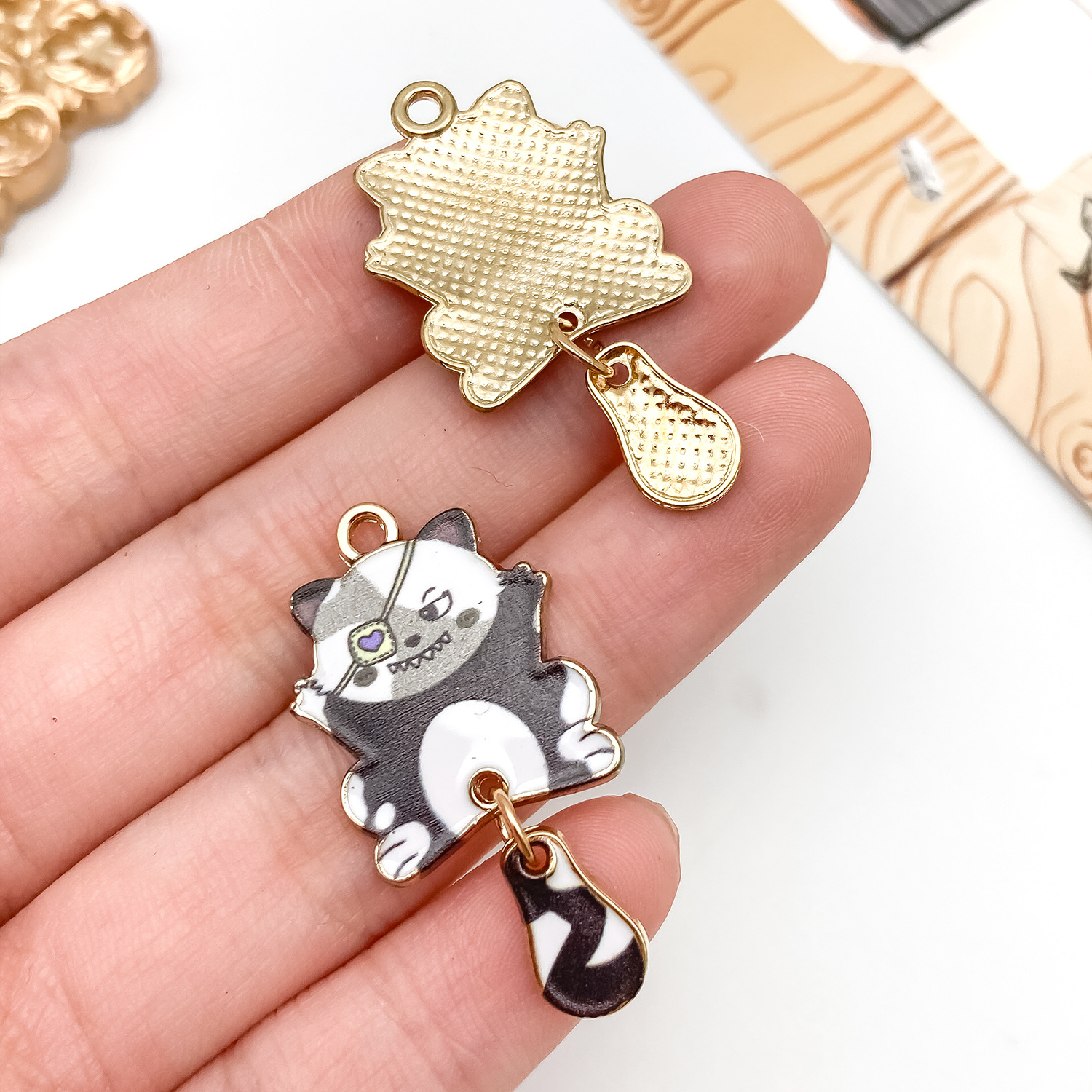 23779-X-kc金黑色滴油锌合金邪恶独眼猫咪35x18x