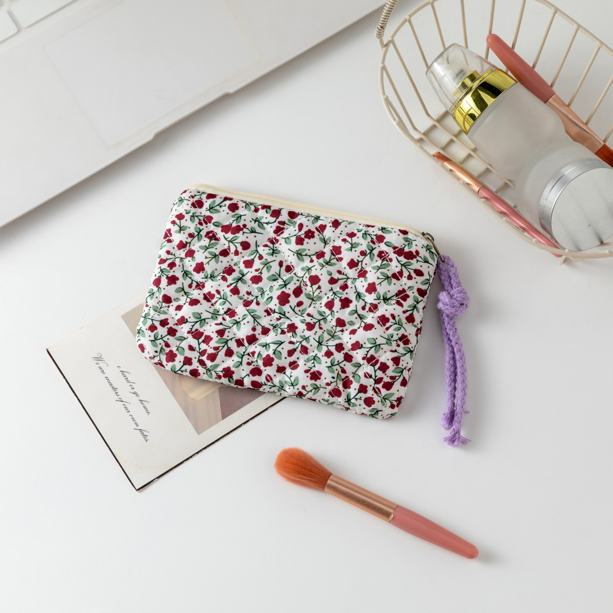 빨간색 잔꽃무늬