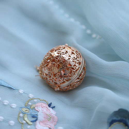 Imperial concubine grape flower and bird pattern silver ancient style hollow sachet ball portable incense wearable car pendant incense pill aromatherapy burner