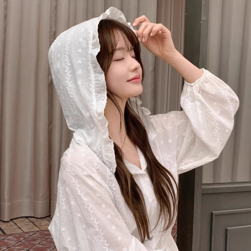 Korean Chic Spring Style White Shirt for Women with French Design, Elastic Waist, Hooded Lace Long-Sleeved Shirt