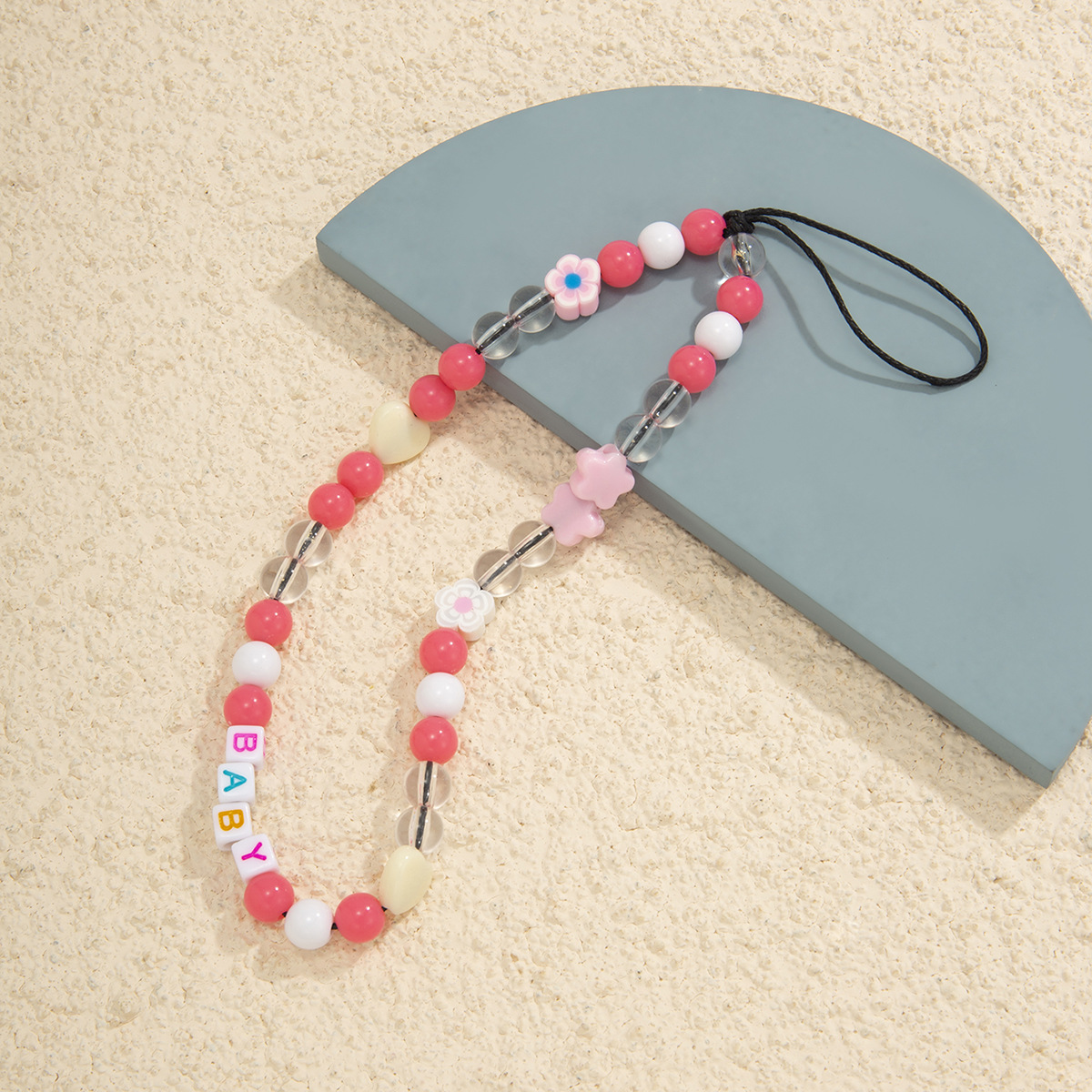 欧美跨境饰品时尚小雏菊亚克力字母包包手机挂链手工串珠编织配饰