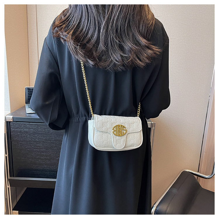 Torba na rame s lancem za žene s reljefnom teksturom moderna_voghion.com