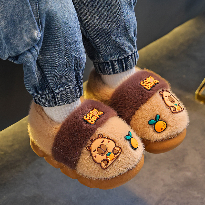 Zapatillas de algodón de invierno para niños Capibara, zapatillas de algodón para niños y niñas calientes y pelusa para padres e hijos, bolsas de niños mayores y zapatos de algodón gruesos.