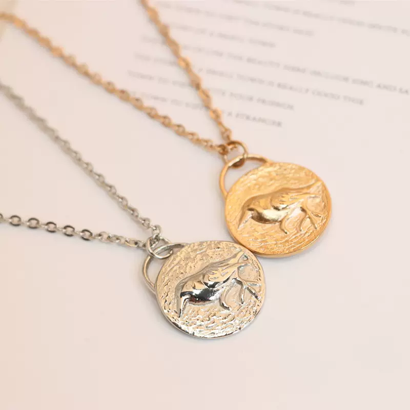 欧美小鸟圆牌项链钛钢镀金银双色简约动物吊坠饰品批发百搭跨境新