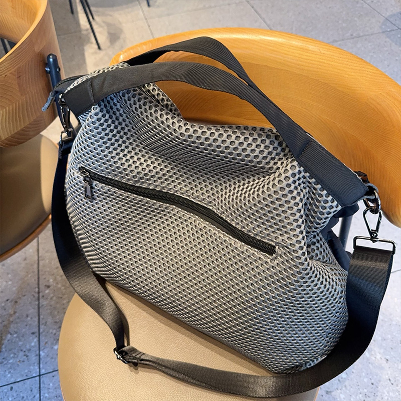 Bolso de moda de mujer nuevo bolso de tela de malla, bolso de hombro, bolso de transporte de gran capacidad, bolso de transporte de ocio con colgantes de moda
