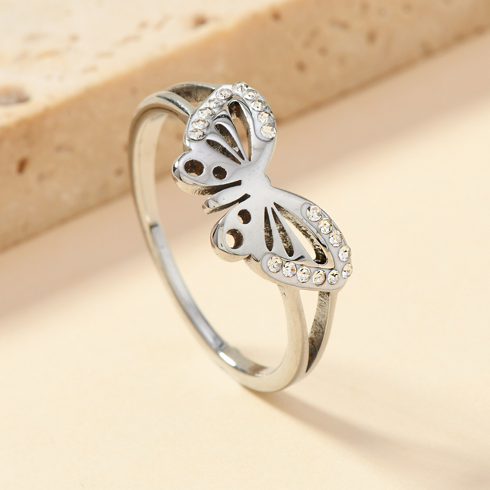 Anillo de pareja de acero inoxidable de venta transfronteriza retro personalidad de corte mariposa cerámica anillo de diamantes fabricantes de joyas de mano image 5