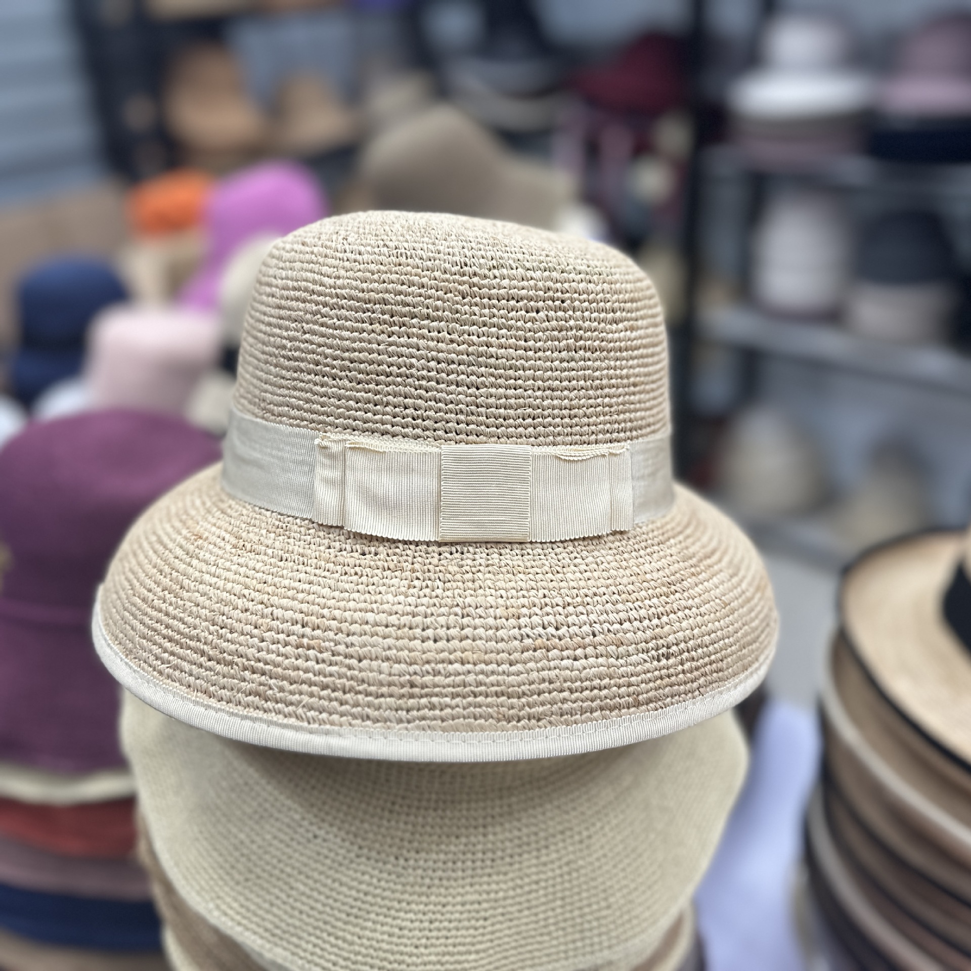 Cappello di paglia in rafia stile Hepburn, protezione francese per donna, nuovo cappello estivo pieghevole a forma di paralume 2026_voghion.com