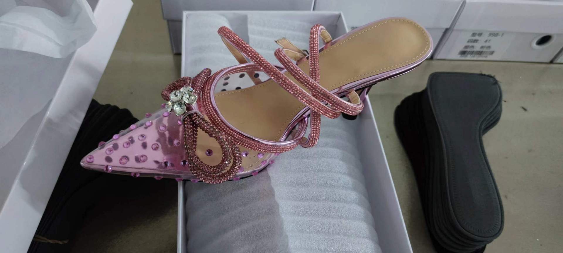 Nuovi sandali con tacco alto trasparenti con strass e diamanti da donna, con tacco sottile e punta alta, con una linea con testa a chignon_voghion.com
