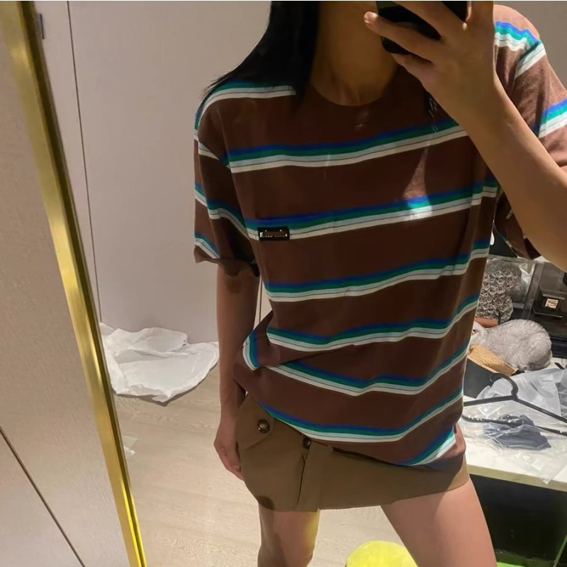MIU レザーラベル付き 24 夏新作 カジュアル 万能 コントラストカラー ストライプ ポケット ラウンドネック 半袖 Tシャツ 男女兼用 カップル用|undefined