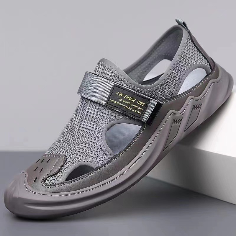 Zapatos transpirables de malla ligera para hombre, sandalias de estilo nuevo con punta cerrada, zapatos casuales huecos sin cordones para hombre.