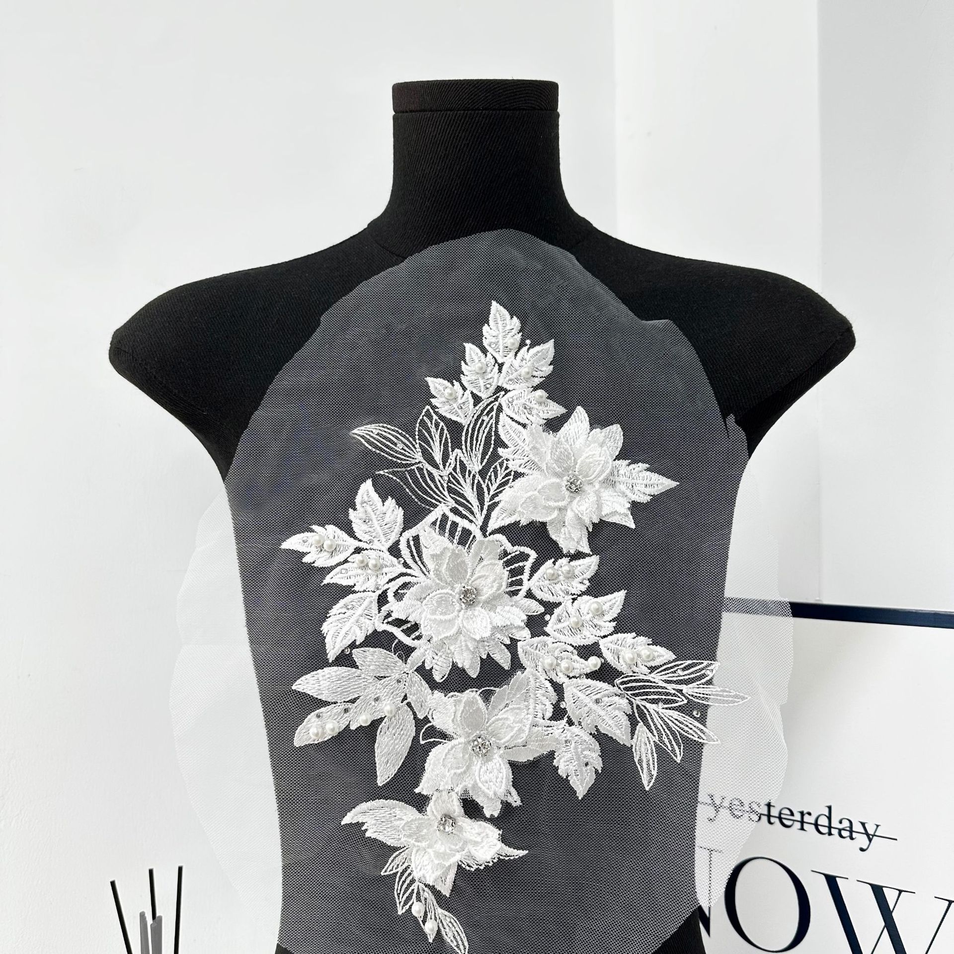 Flores tridimensionales esquinillas bordadas de encaje decalcas hechas a mano para hacer vestido de boda vestido de baile vestido DIY decoración de tela