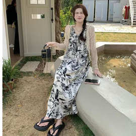 水墨v领吊带连衣裙女2026夏法式宽松慵懒休闲度假中国风碎花长裙