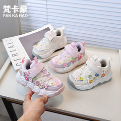 サンスクリットの子供の板の靴の2024冬の爆発の韓国版の女の子のファッションのパンの靴の学生のレジャーの運動靴