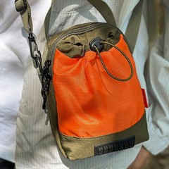 マウンテンスタイルアウトドアスポーツサイクリングクロスボディバッグ携帯電話ウォーターカップオールインワンバッグコントラストカラートラベルバックパックウォーターボトル