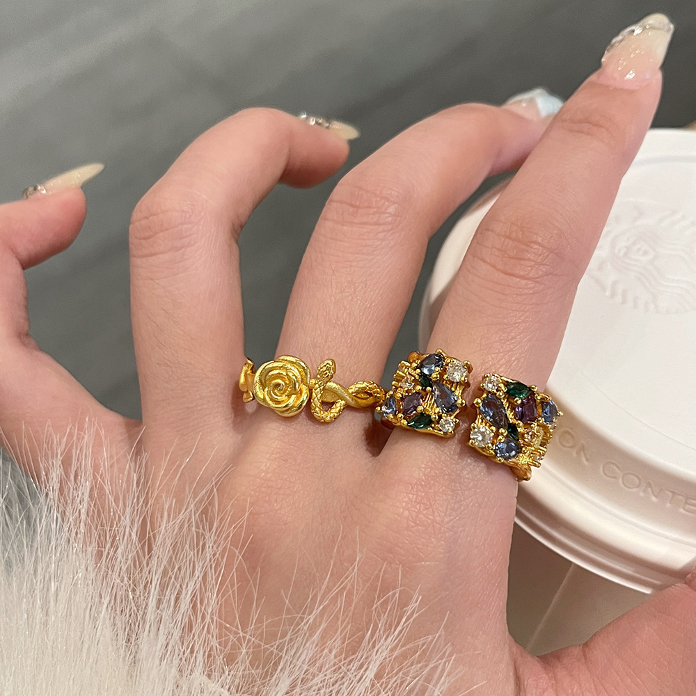 Funkelnder Ring für Damen, mit romantischem Flair gefertigt. Elegant und komfortabel, entworfen, um Ihren Charme zu unterstreichen. Ein dezentes und dennoch atemberaubendes Schmuckstück für Verabredungen._voghion.com