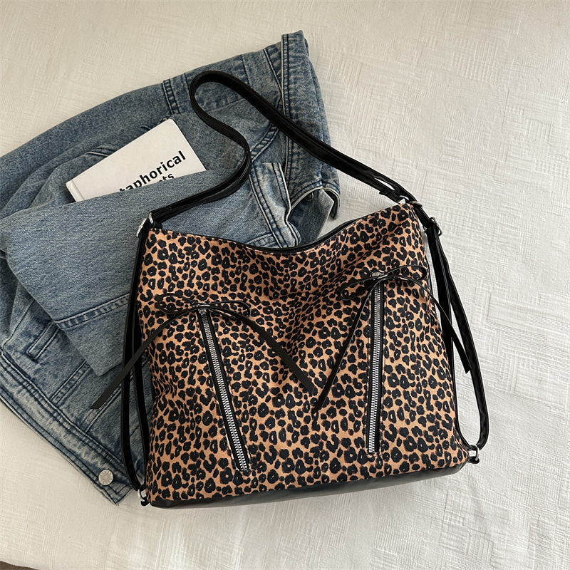 Mochila popular de este año para mujeres 2024 nueva mochila de hombro estampado leopardo de gran capacidad otoño e invierno viajes brazaleta