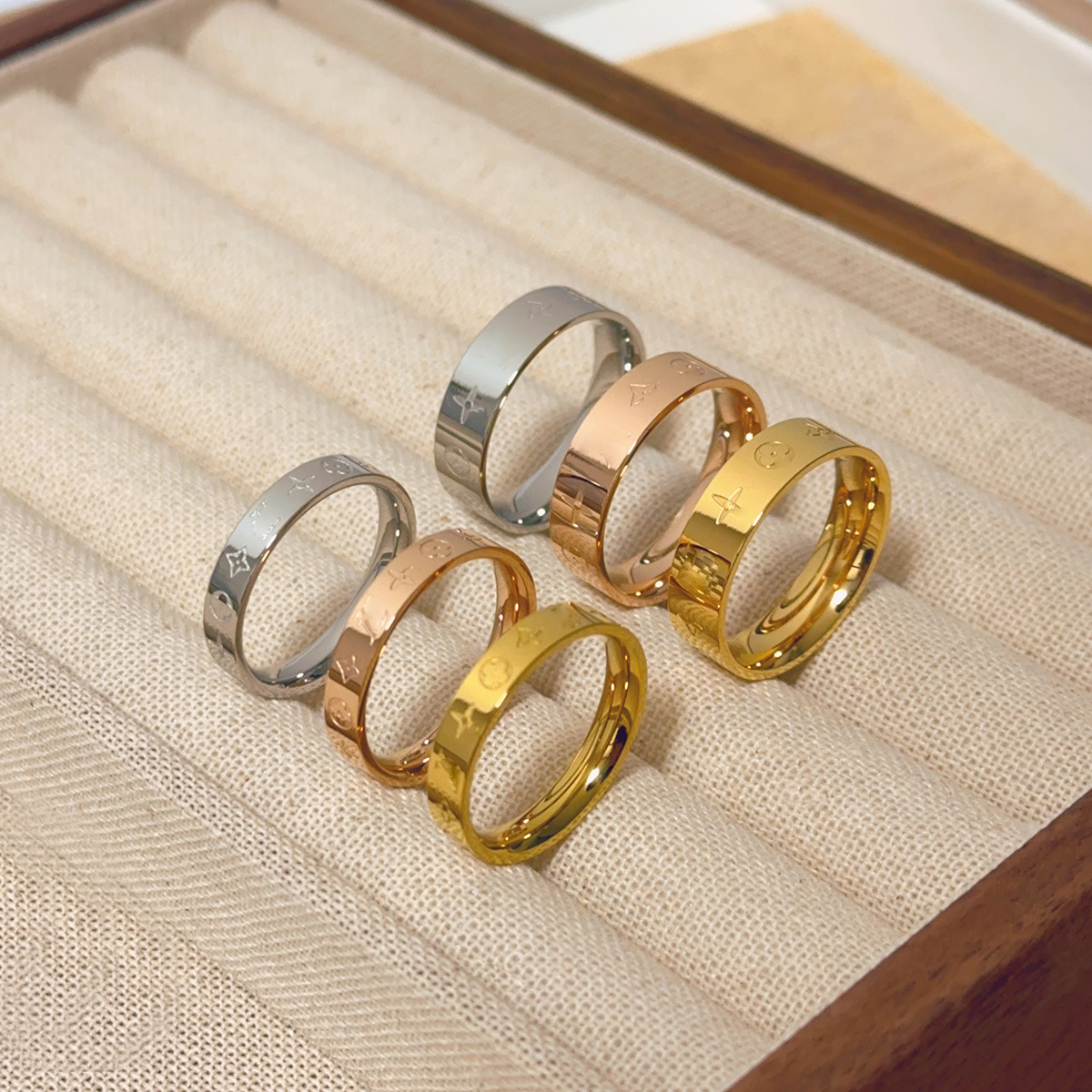 Popular Luxury Rings for Women, Four-Leaf Clover Classic Plain Band, Titanium Steel, Non-Fading, Couple Rings, Versatile and High-End