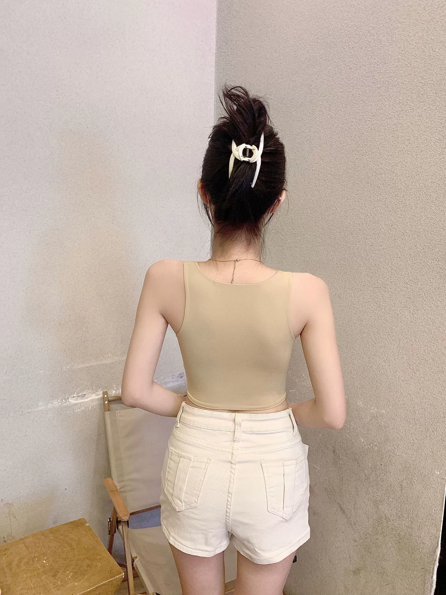 Прядочно шёлковый топ с чашками, топ без рукавов, underwear как верхняя одежда, топ-бюстье без рукавов, топ-бюстгальтер, жилет, красивая спина