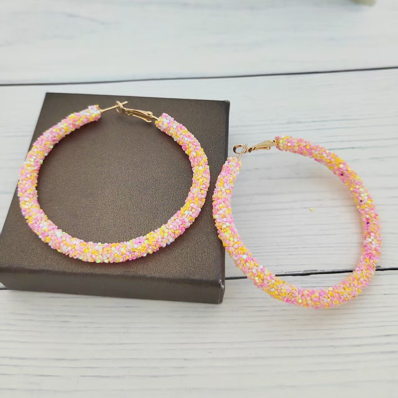 欧米風誇張スパンコール大丸型イヤリング　おしゃれなカラフルスパンコールキャンディーカラー個性派レディースイヤリング