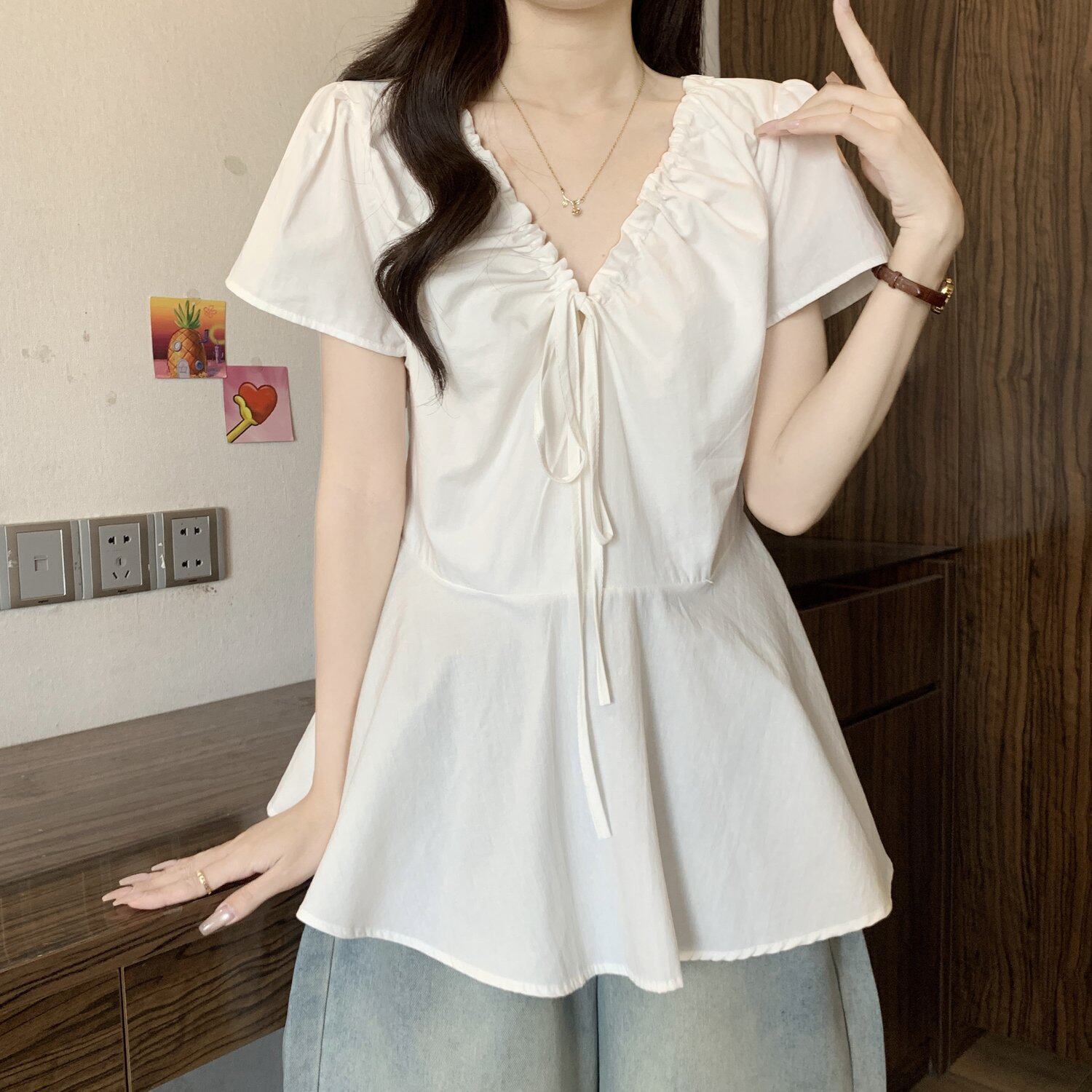 Áo thun nữ cổ V tay ngắn thiết kế dây rút eo — màu đen chi tiết 15