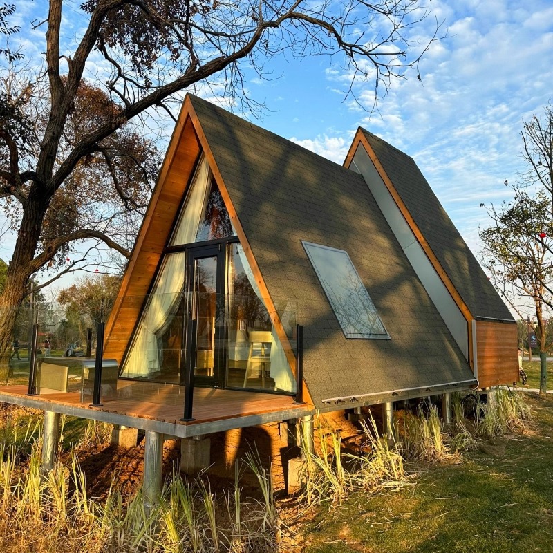 Casa de madera triangular móvil al aire libre Casa de vacaciones hotel de madera de lujo salvaje patio cabaña de madera