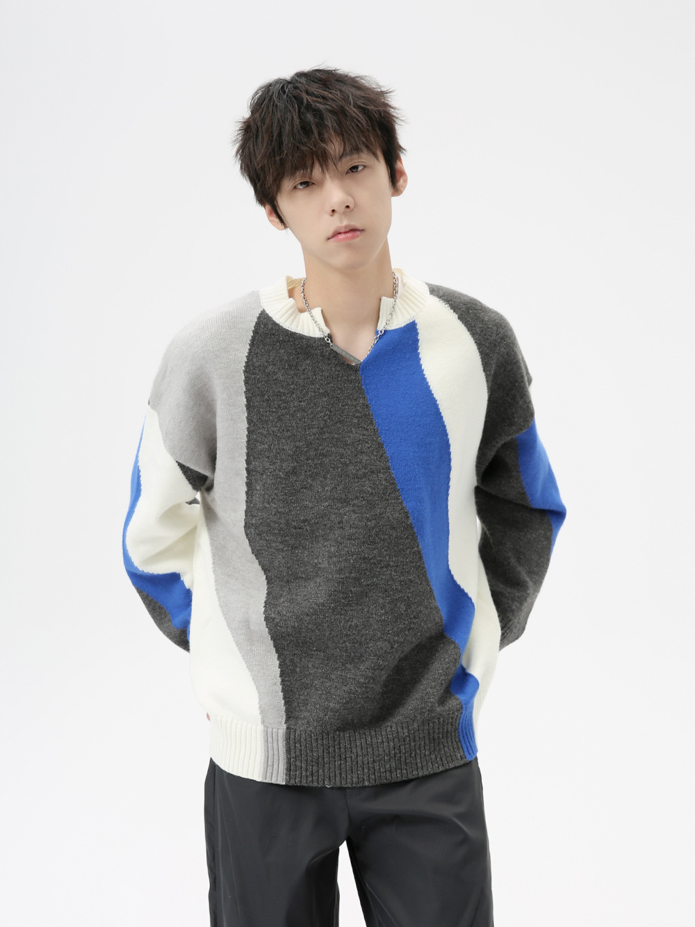 MTLCLOTHES Hombres| 2024 otoño nuevo producto coreano V-color contraste suelto camiseta de punto casual