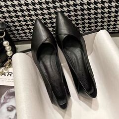 柔らかい底の快適な出勤の黒色の平の靴の女性の2024秋の長い駅の滑り止めの柔らかい皮の先の職業の仕事の靴