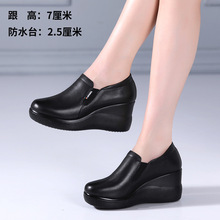 �^��ţƤ����ɾo��ЬŮ����A�^���m�ɸ��׷�ˮ̨�ӽq����ƤЬ