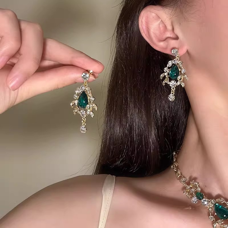 Retro Palace-Style Green Water Drop Sparkling Diamond Necklace for Women, Niche Exquisite Light Luxury Fashion Versatile Necklace