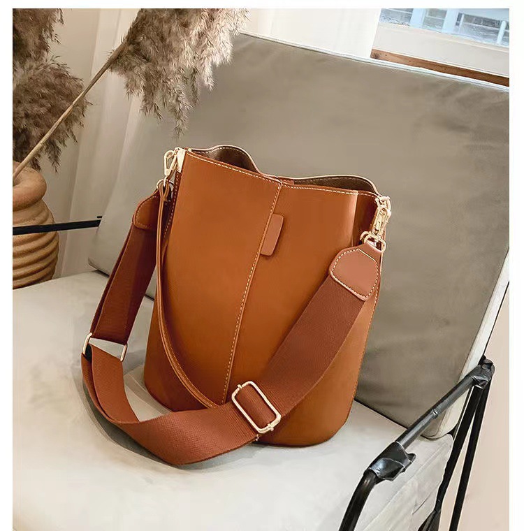 Borsa per donna 2025 nuova versione coreana alla moda, versatile, a tracolla, monospalla, smerigliata, grande capacità, alla moda, casual, a banda larga, borsa a secchiello_voghion.com