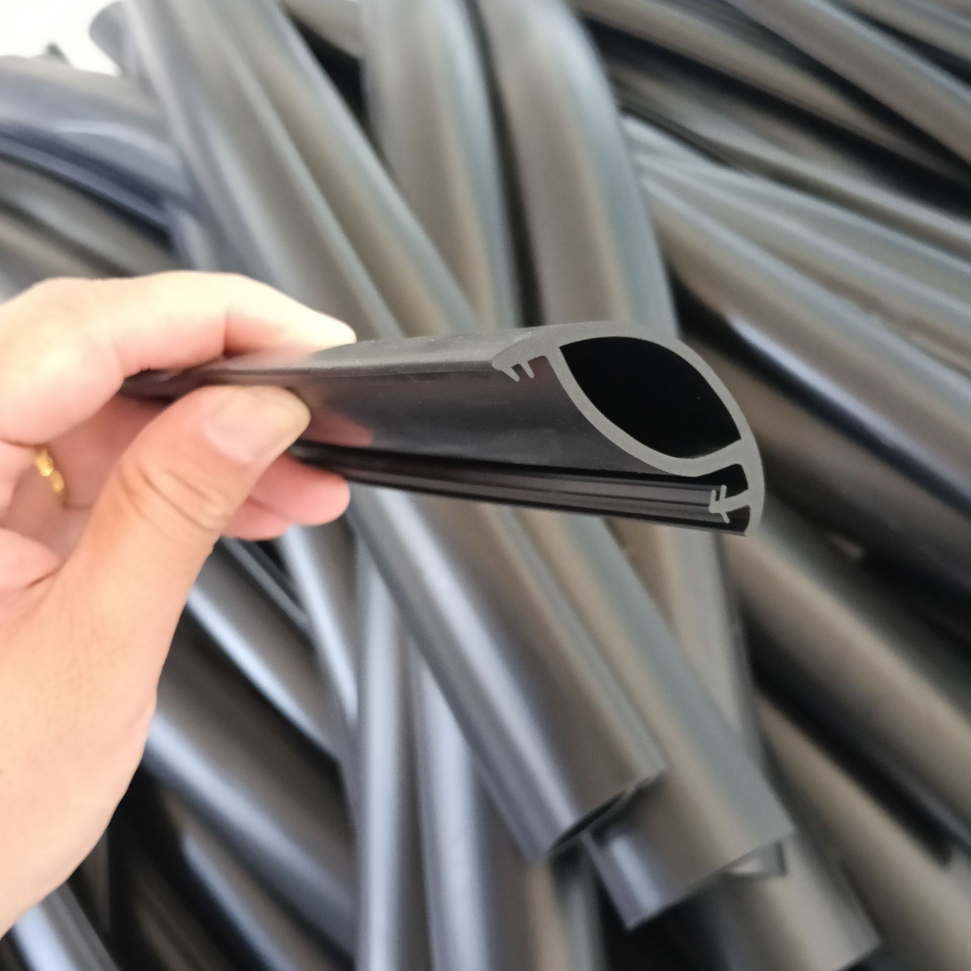 Three-component EPDM car door soundproofing and sealing strip, universal, thickened, windproof, dustproof, and impact-resistant decorative sealing strip