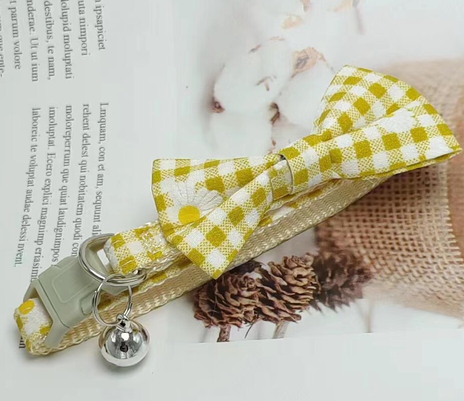 Collar de mascotas pequeño perro cuadrícula pequeña campana de crisantemo collar gato arco nuevo fabricante transfronterizo ahora