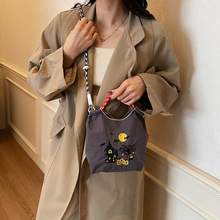 秋冬季手提小拎包包女生2025新款百搭万圣节卡通刺绣斜挎包手机包