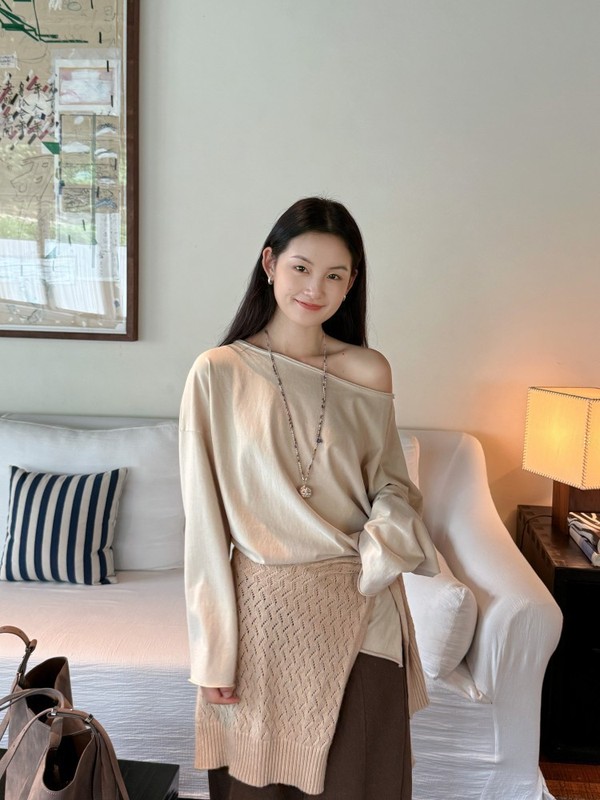 DIGM | 2025秋季极简慵懒风松弛感不规则开衩卷边露肩T恤女A09195|undefined