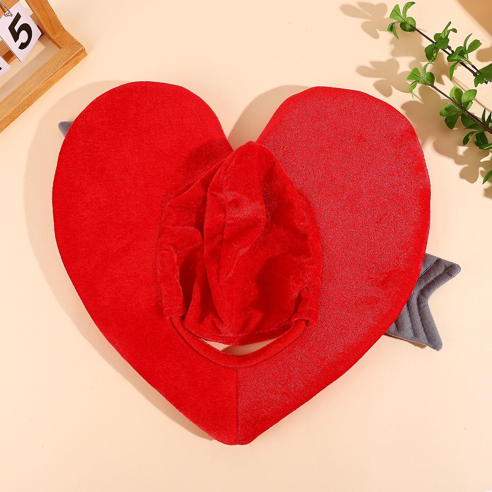 Espectáculo transfronterizo del día de San Valentín Accesorios fotográficos Cartoon Love Peach Funda de felpa Funny Cupid Arrow Sombrero cálido