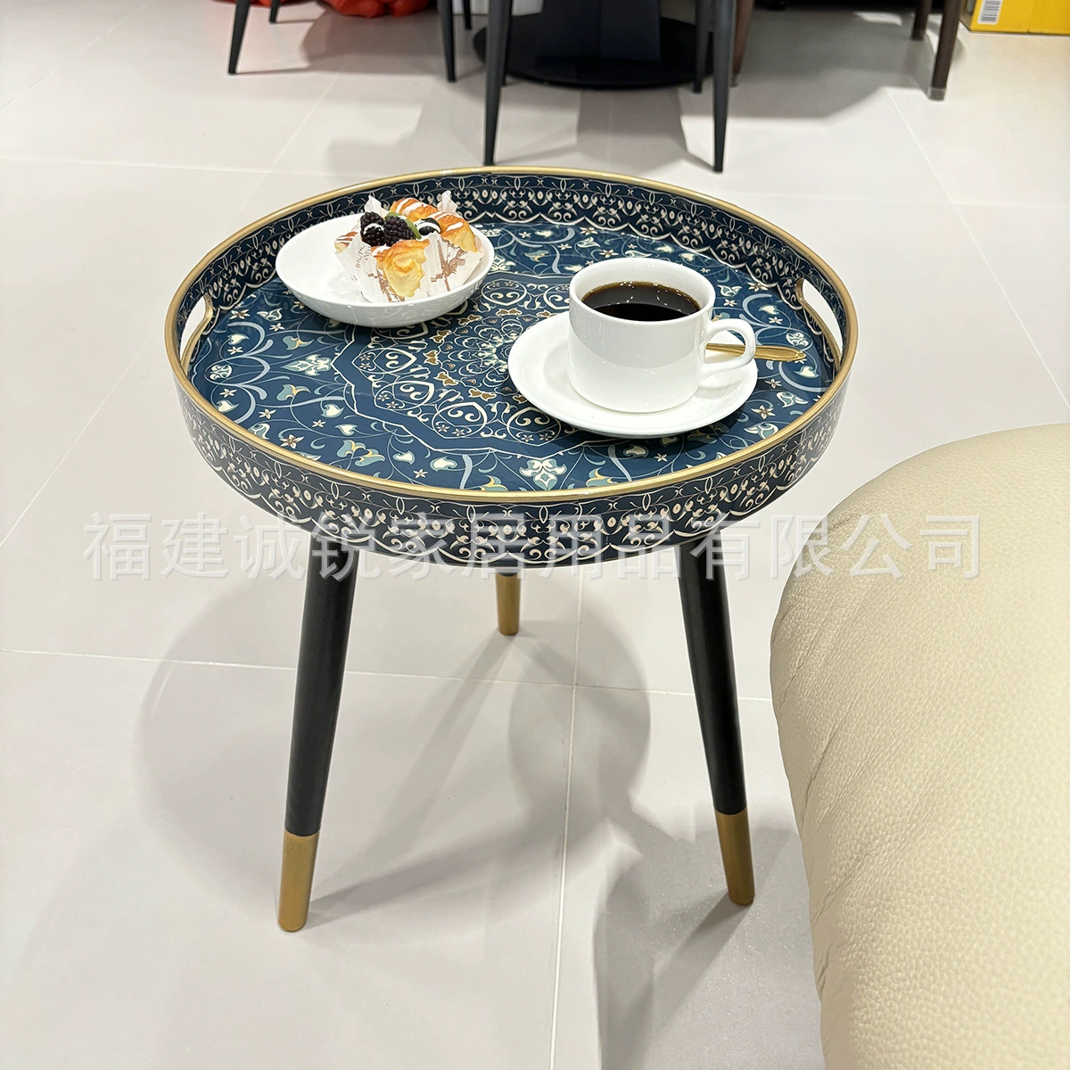 Гостиная несколько круглых маленьких чайных столов с наклейкой бумаги декоративный поднос с ручкой съемные деревянные ножки диван рядом с журнальный столик